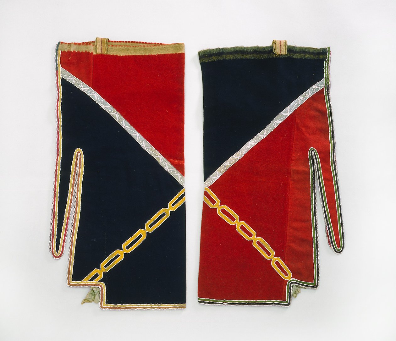 Leggings, Chippewa, c.1840 (wool cloth, glass beads, silk ribbon, bast fiber straps & thread) بواسطة المدرسة الأمريكية