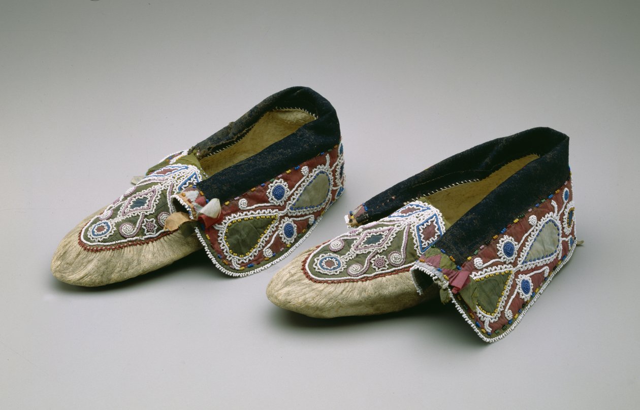 Moccasins, Chippewa, c.1835 (buckskin, glass beads, cotton, silk fabric & ribbon) بواسطة المدرسة الأمريكية