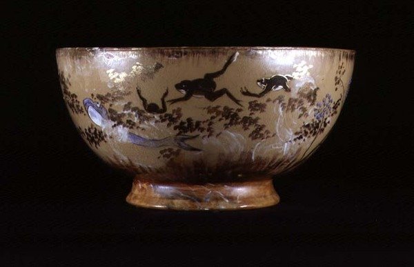 Punch Bowl مصنوع بطريقة "لصق على عجينة" ، من مصنع Rookwood في سينسيناتي ، أوهايو بواسطة المدرسة الأمريكية