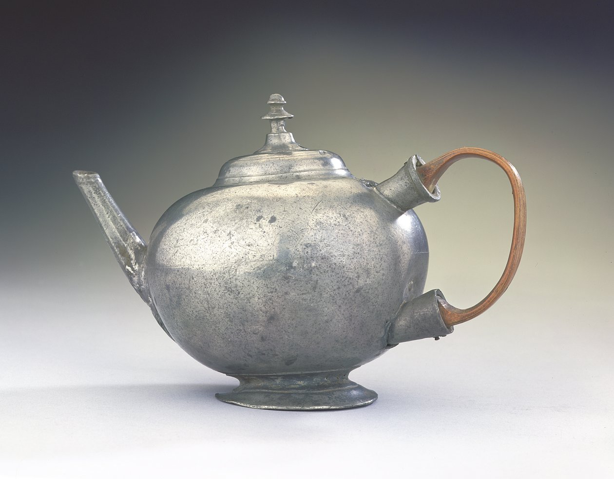 ابريق شاي من بوسطن ، ماساتشوستس ، 1740-60 (البيوتر والخشب) بواسطة المدرسة الأمريكية
