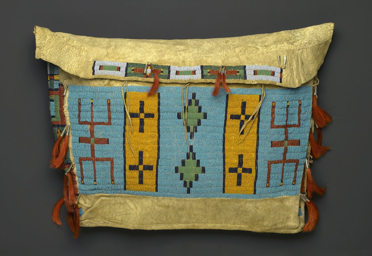 حقيبة تايبي ، من منطقة بلينز ، c.1860-1900 (إخفاء ، خرزة ، شعر معدني وخيول) بواسطة المدرسة الأمريكية