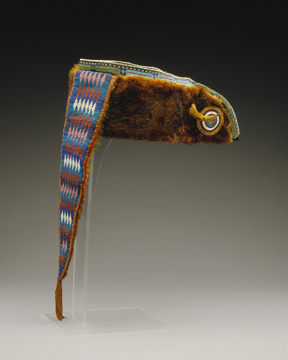 عمامة ، Mesquakie ، c.1880 (قشعريرة ، نسيج قطن ، شريط حرير ، خرز زجاجي ، مخلب دب) بواسطة المدرسة الأمريكية