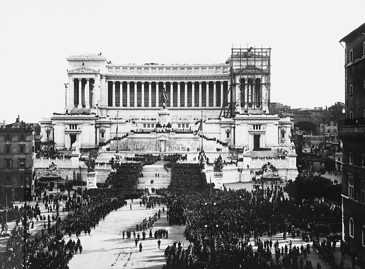 الاحتفال الفاشي بإحياء ذكرى الجندي المجهول في Altare della Patria (مذبح الوطن) في روما ، 04/11/1922 (b / w photo) بواسطة أندرسون أندرسون