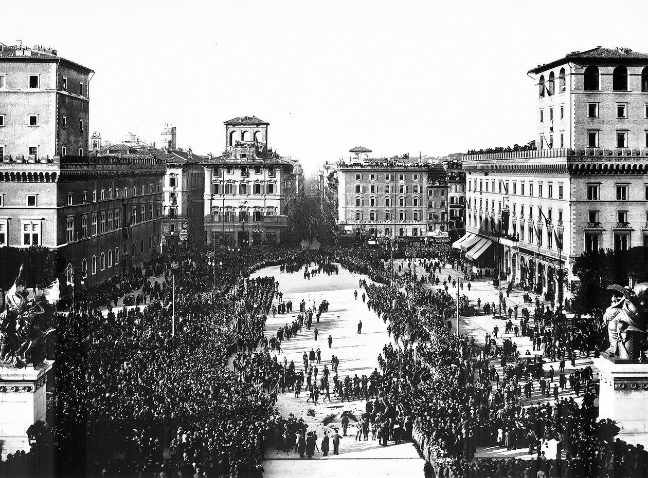ساحة فينيسيا في روما خلال الاحتفال الفاشي لإحياء ذكرى الجندي المجهول في Altare della Patria (مذبح الوطن) ، 04/11/1922 (b / w photo) بواسطة أندرسون أندرسون