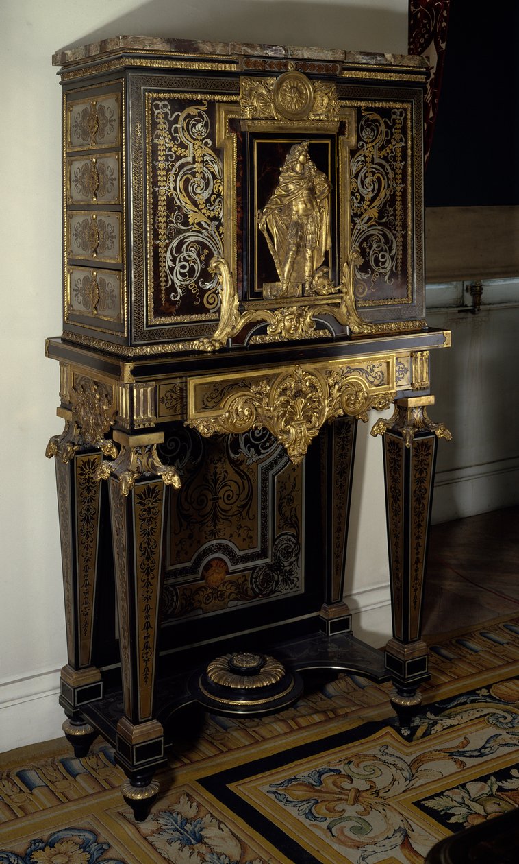 آرت فرانس: خزانة تزين شخصية الملك لويس الرابع عشر (1638-1715) في هرقل جولوا. أثاث Andre Boulle (1642-1733) حوالي عام 1700. الارتفاع: 1،87 م. باريس ، متحف اللوفر بواسطة أندريه تشارلز بول