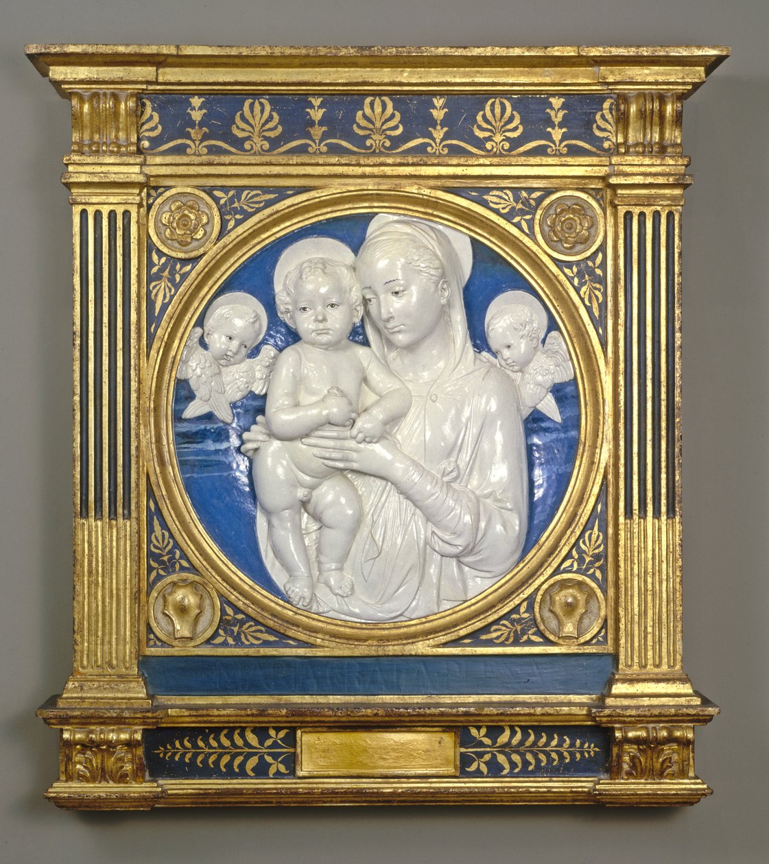 مادونا وأطفال مع الكروب ، c.1485 (الطين المزجج) بواسطة أندريا ديلا روبيا