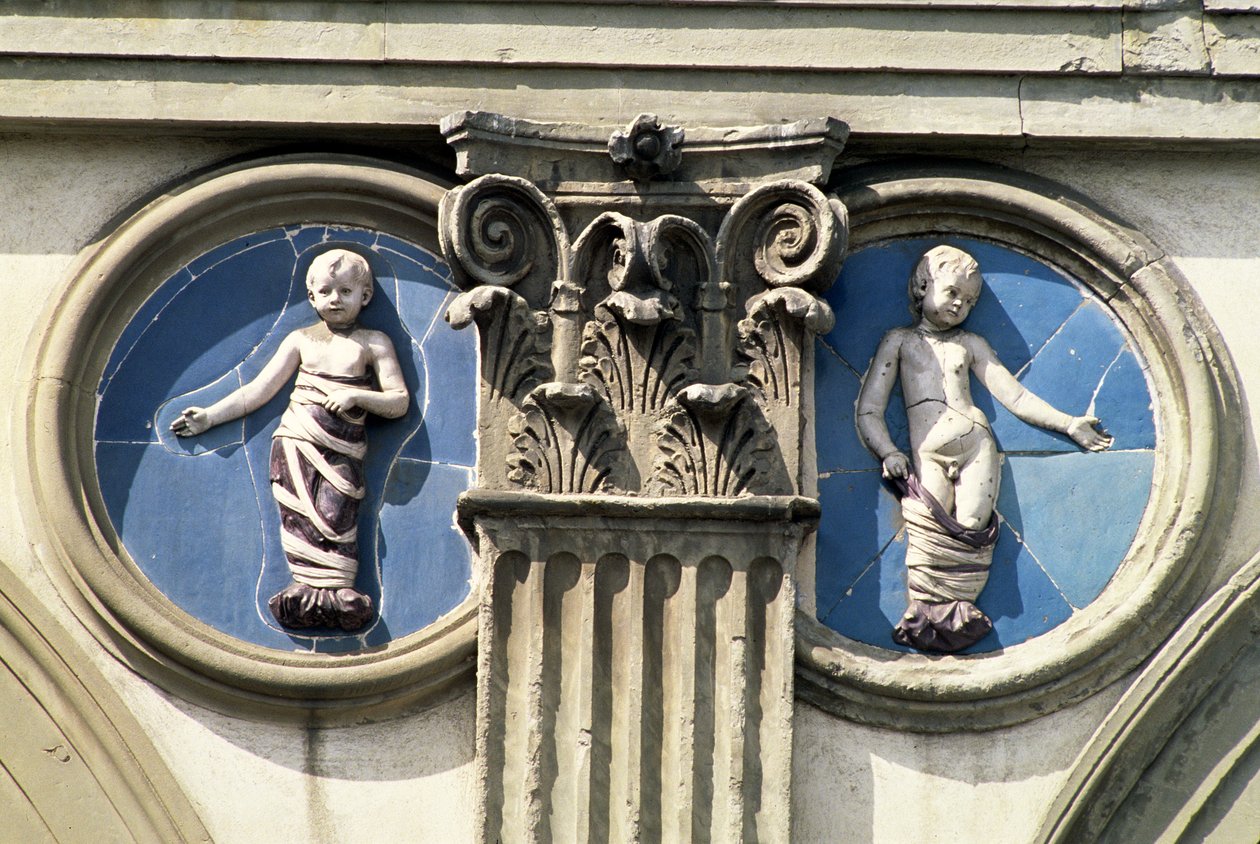 Roundel and pilaster from a spandrel of the loggia، c.1420 بواسطة أندريا ديلا روبيا