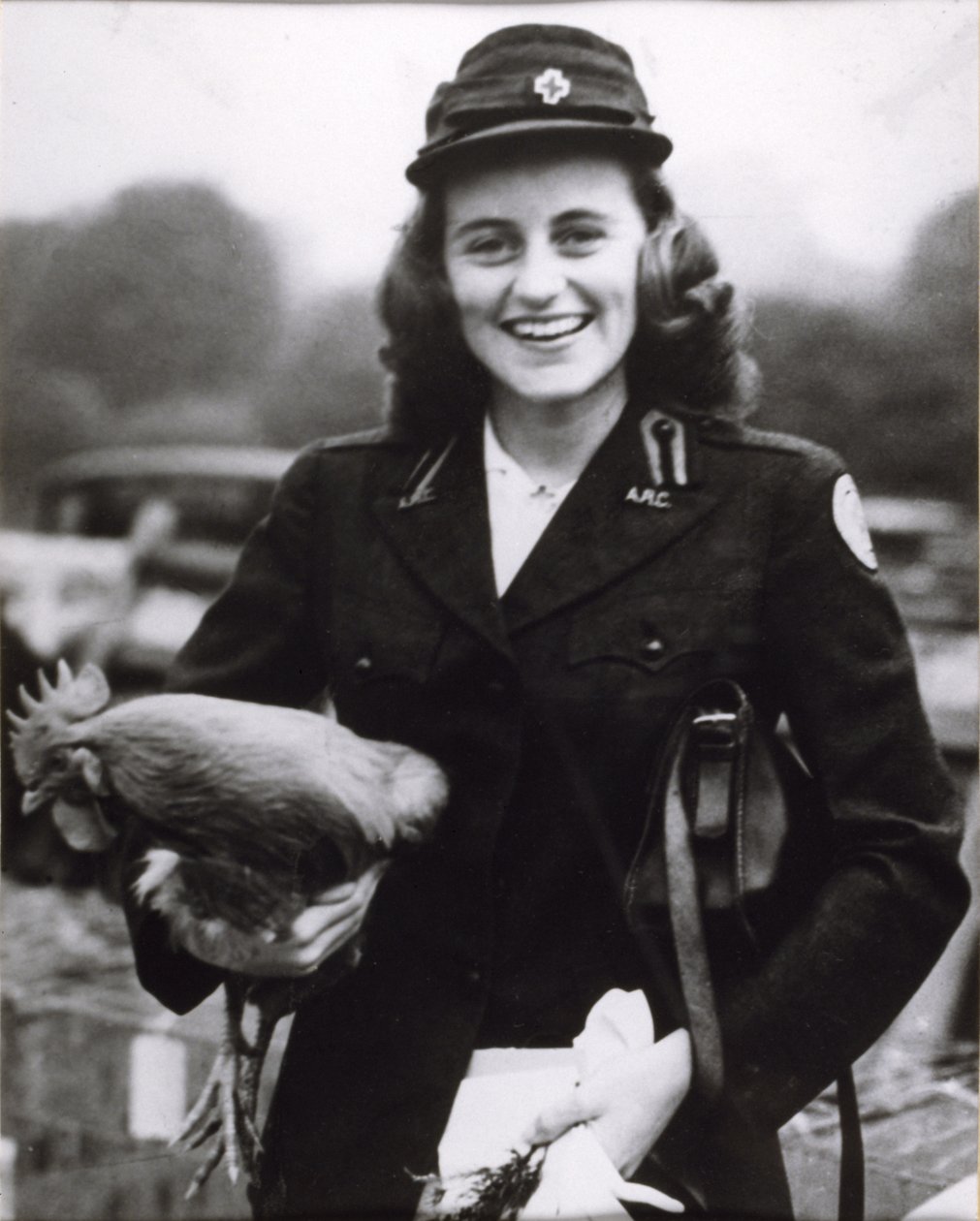 كيك كينيدي يرتدي زي الصليب الأحمر الأمريكي في لندن ، حوالي عام 1943 (صورة بالأبيض والأسود) بواسطة حشيشة الملاك (Attr. To) Kauffmann