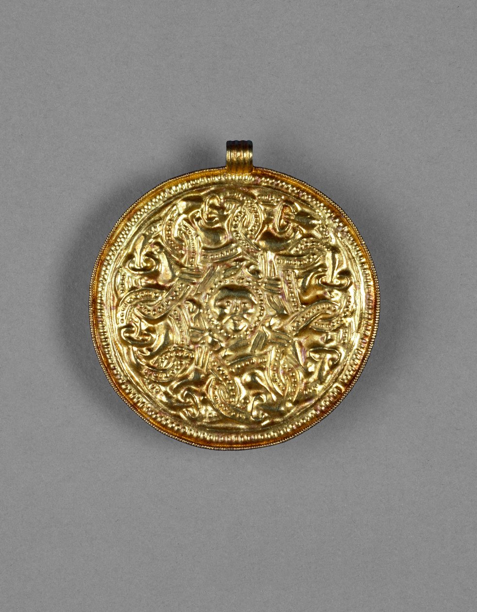 قلادة Bracteate ، من Faversham ، Kent ، Anglo-Saxon (ذهبي) بواسطة الأنجلو ساكسون