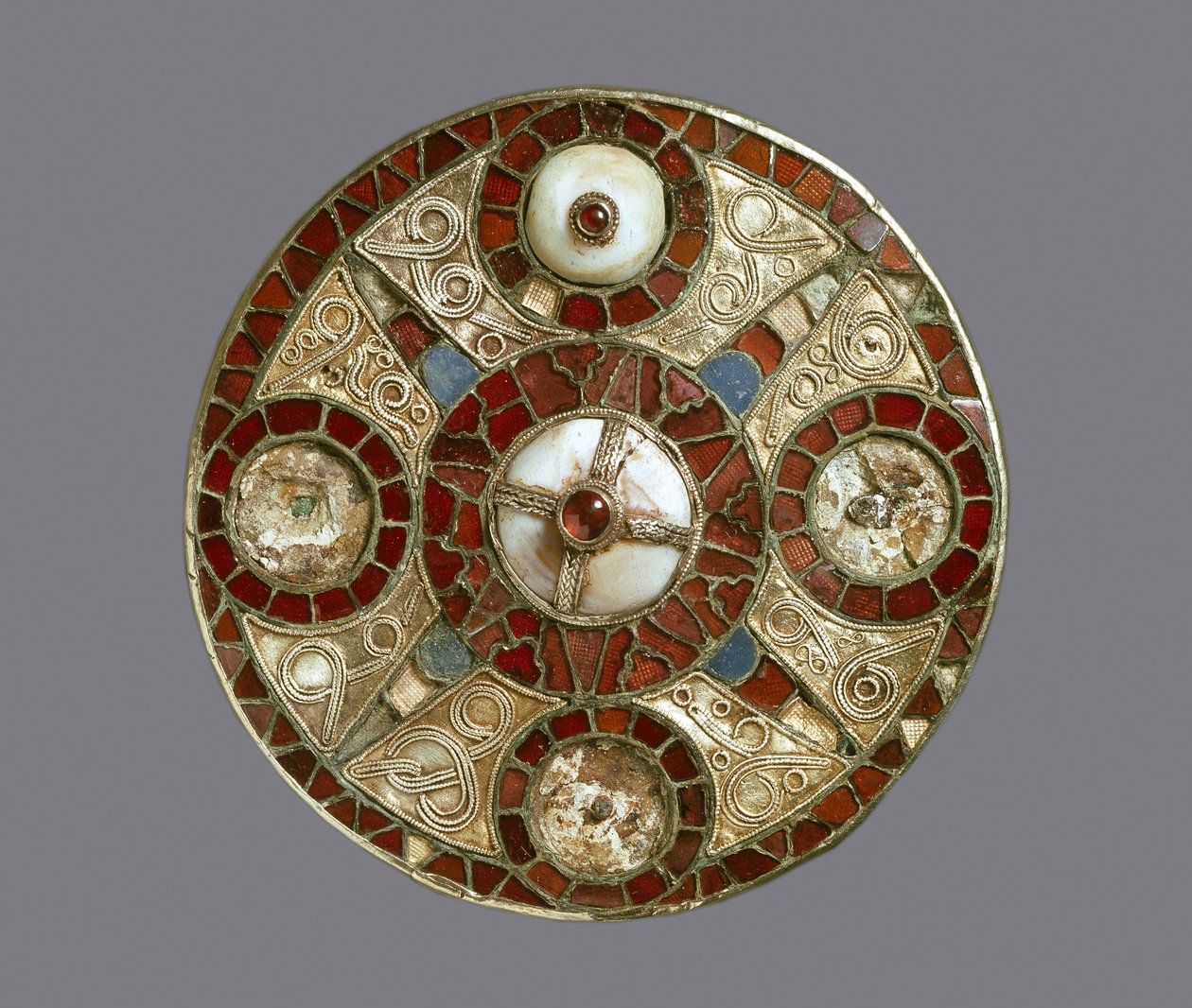 بروش قرص مرصع بالجواهر ، من Grave 3 في Monkton ، Kent ، Anglo-Saxon (الذهب مع العقيق والقشرة) بواسطة الأنجلو ساكسون