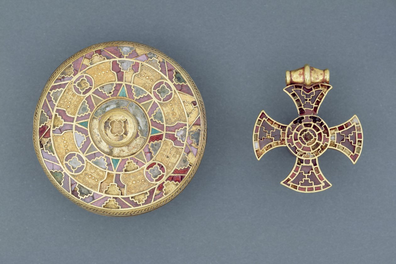 صليب مرصع بالجواهر ، من Ixworth ، Suffolk ؛ وبروش قرص مرصع بالجواهر ، من Sarre و Kent و Anglo-Saxon (الذهب والفضة والعقيق والصدف) بواسطة الأنجلو ساكسون