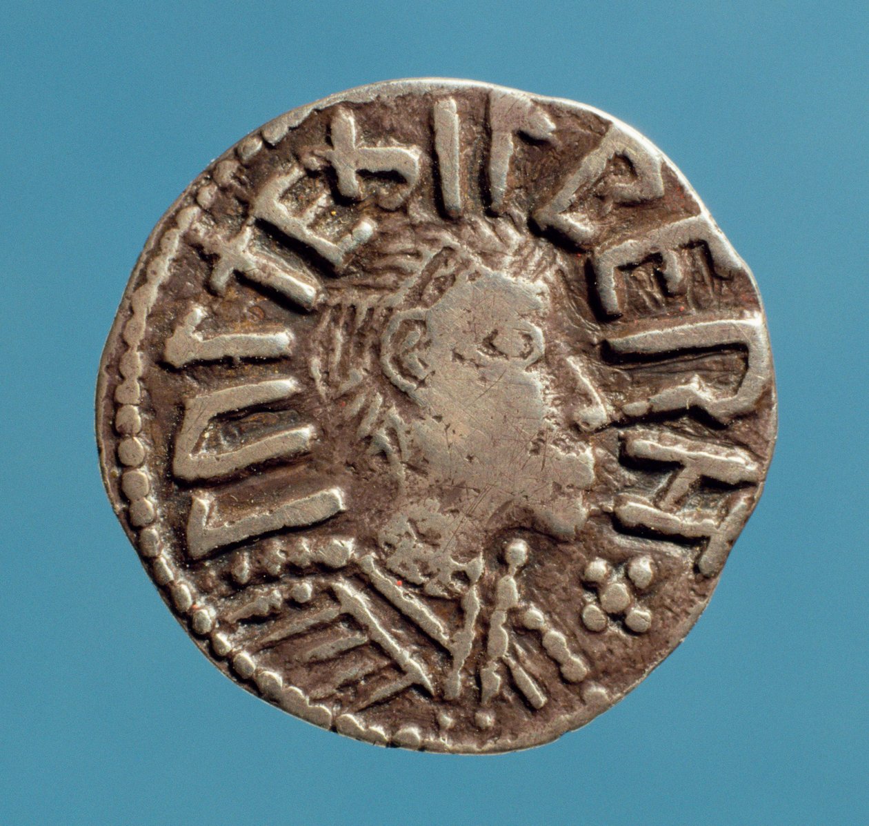 بيني (الوجه الآخر) من Aethelberht (ت 794) ملك الأنجلو سكسونية لشرق أنجليا. (فضة) بواسطة الأنجلو ساكسون