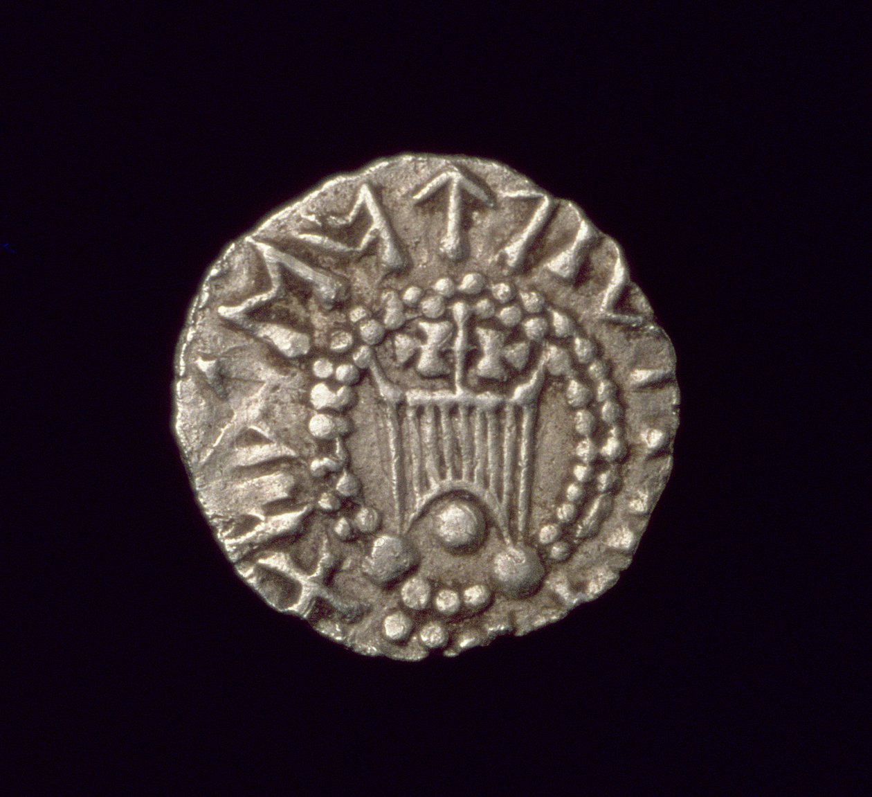 Thrymsa ، من نوع رونيك "قسطنطين" (الوجه) (الذهب) (للخلف انظر 168079) بواسطة الأنجلو ساكسون