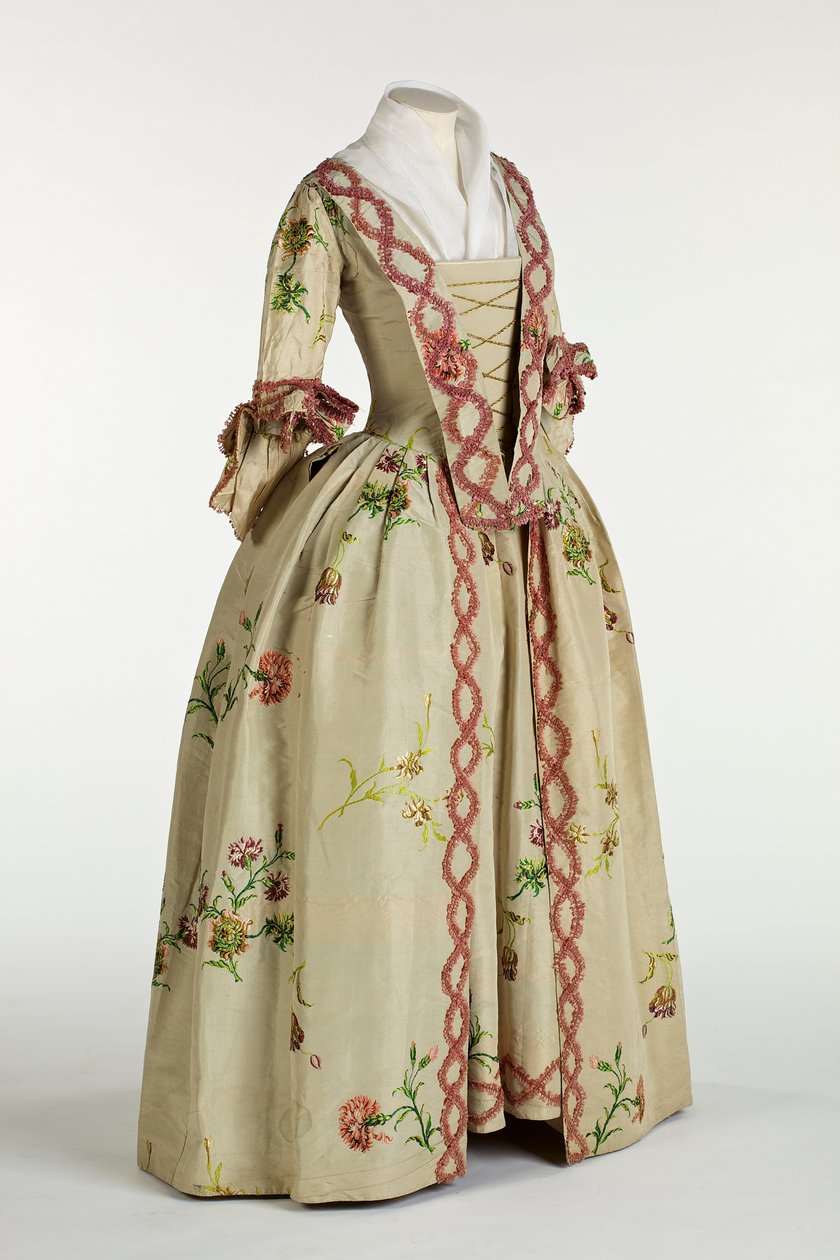 ثوب وثوب نسائي من حرير سبيتالفيلدز من الحرير العاجي أو البيج ، c.1740-60 (حرير) بواسطة آنا ماريا جارثويت