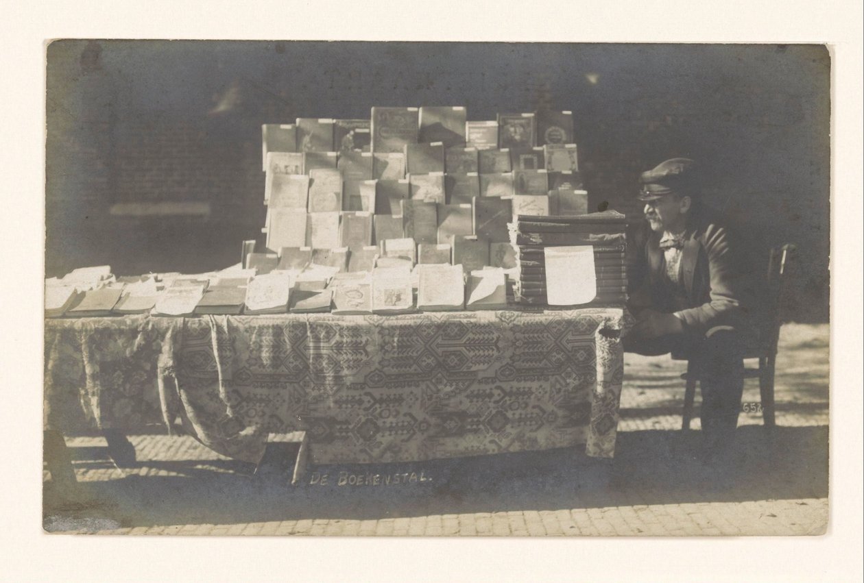 بائع الكتب فريدريك كوستر بجوار مكتبه في Hofplein في الكمار The Bookstall (العنوان على الكائن) بواسطة مجهول