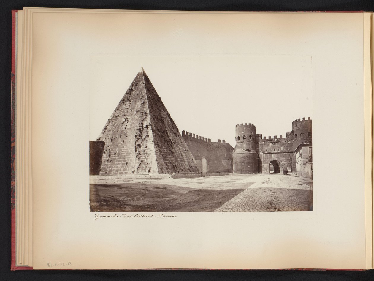 منظر لهرم Caïus Cestius و Porta Ostiense في روما ، إيطاليا Pyramid des Cestius. روما (العنوان على الكائن) بواسطة مجهول