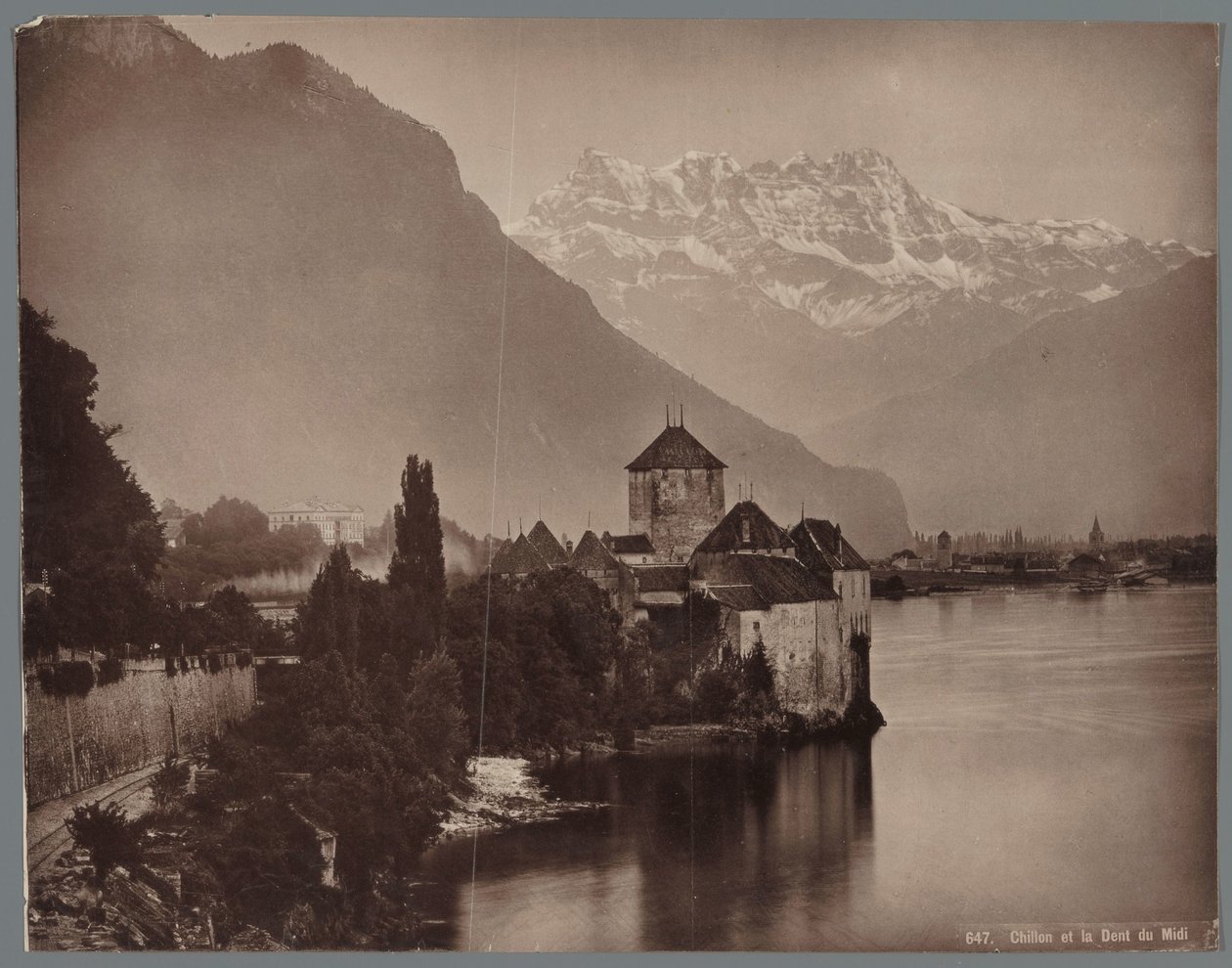 قلعة شيلون على بحيرة جنيف ، في المسافة Dents du Midi Chillon et la Dent du Midi (العنوان على الكائن) بواسطة مجهول