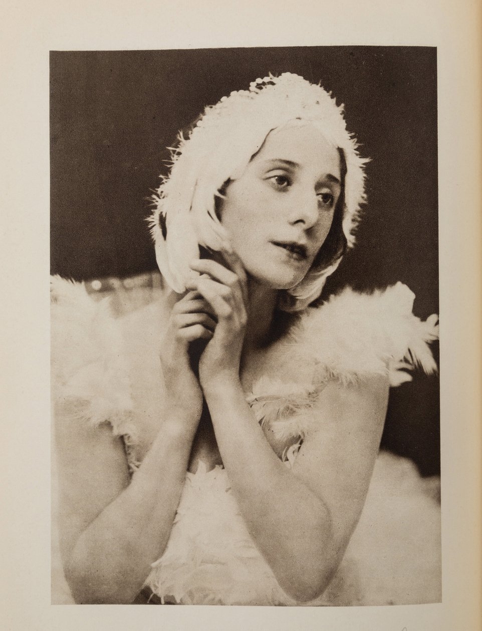 آنا بافلوفا (بافلوفنا) (1881-1931) في باليه البجعة المحتضرة لكاميل سانت ساينز ، مجهول. الطباعة الحجرية الملونة ، مجموعة خاصة بواسطة مجهول مجهول