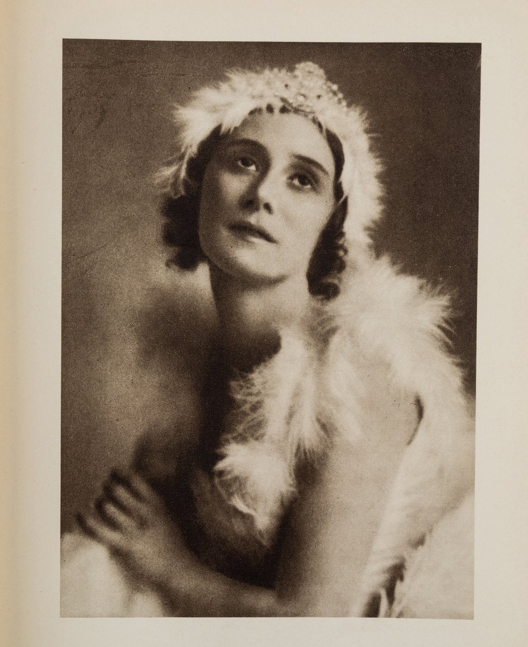 آنا بافلوفا (بافلوفنا) (1881-1931) في باليه البجعة المحتضرة لكاميل سانت ساينز ، مجهول. الطباعة الحجرية الملونة ، مجموعة خاصة بواسطة مجهول مجهول