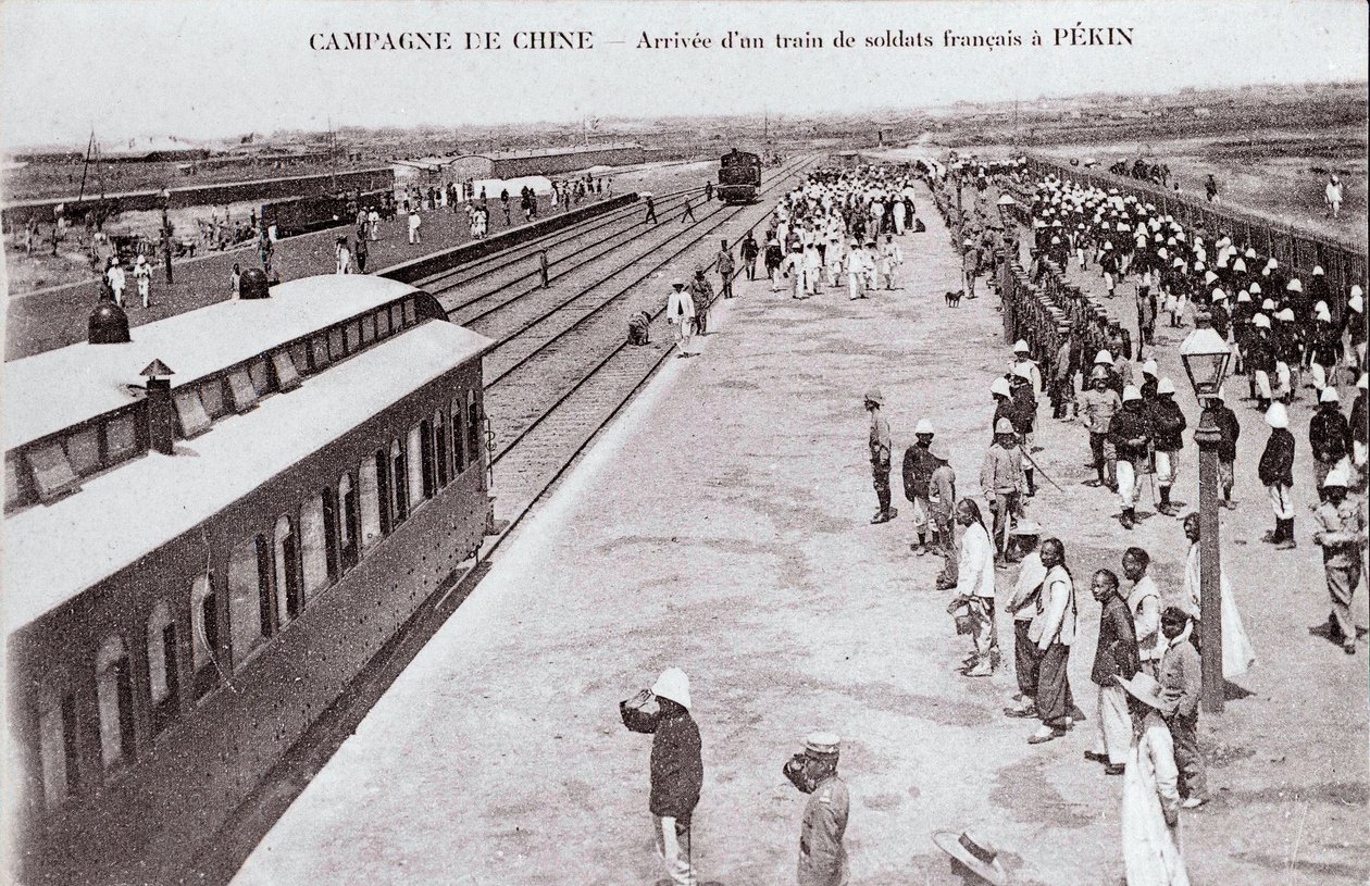 وصول قطار جندي فرنسي إلى بيكين أثناء التصوير الفوتوغرافي للحملة الصينية حوالي 1900-1901 - مجموعة خاصة بواسطة مجهول مجهول