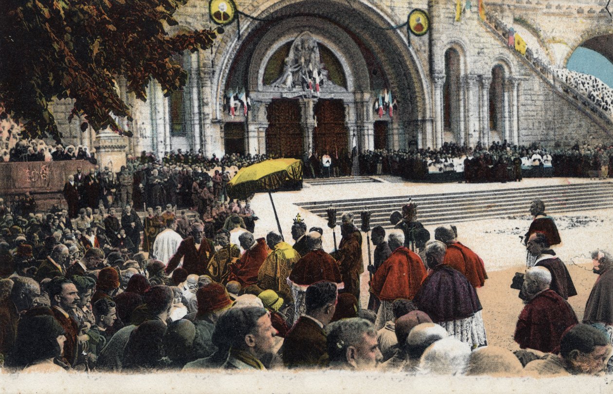 دعاء المرضى أمام المسبحة في لورد - هاوتس بيرينيه (65) حوالي عام 1900. بواسطة مجهول مجهول