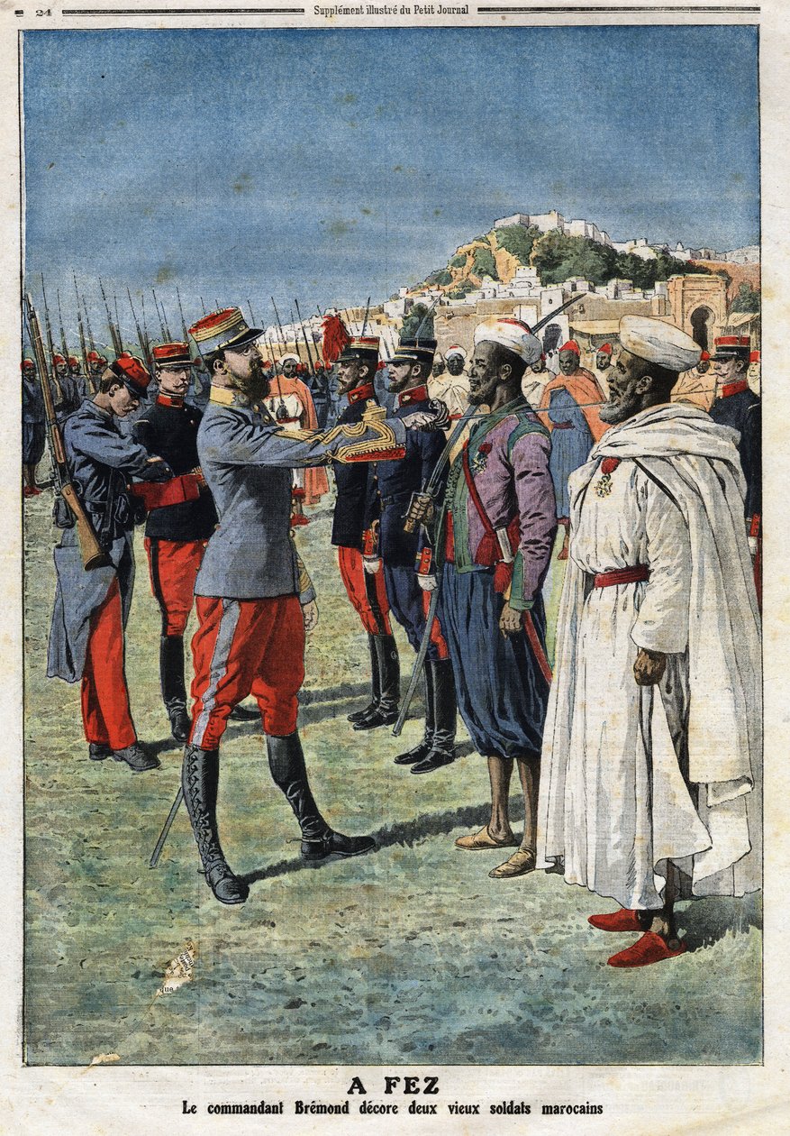 القائد إدوارد بريموند (1868-1948) يزين جنديين مغربيين عجوزين في فاس. نقش في "" لو بيتيت جورنال "بتاريخ 21/1/1912. مجموعة خاصة. بواسطة مجهول مجهول