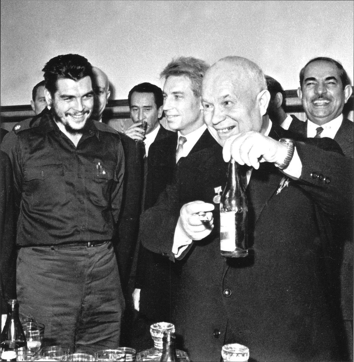 إرنستو تشي جيفارا (1928-1967) ونيكيتا خروتشوف (خروتشوف) (1894-1971) في موسكو ، مجهول. تصوير بواسطة مجهول مجهول
