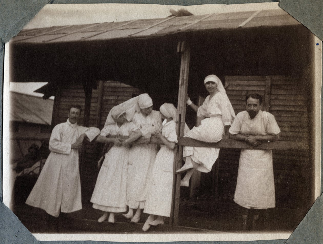 الحرب العالمية الأولى 1914-1918: ممرضات وأطباء يرتدون بلوزة في كوفيل ، مانش ، باس نورماندي (باس نورماندي) ، فرنسا. صورة مجهولة ، يوليو 1917. مجموعة خاصة ، ستيلا. بواسطة مجهول مجهول
