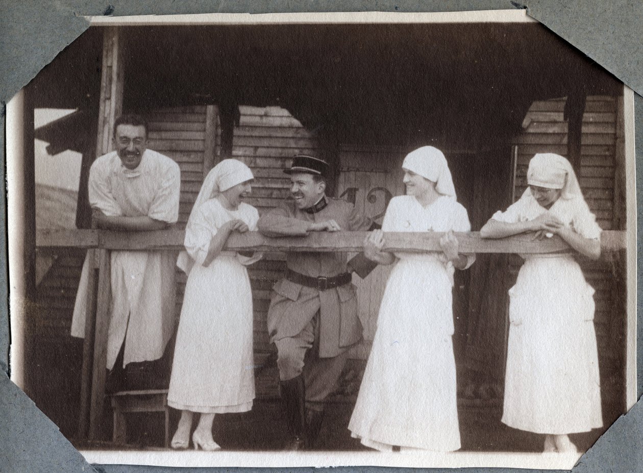 الحرب العالمية الأولى 1914-1918: ممرضات في بلوزة مضحكة مع جنود وطبيب في كوفيل ، مانش ، نورماندي السفلى (نورماندي السفلى) ، فرنسا. صورة مجهولة ، يوليو 1917. مجموعة خاصة ، ستيلا. بواسطة مجهول مجهول