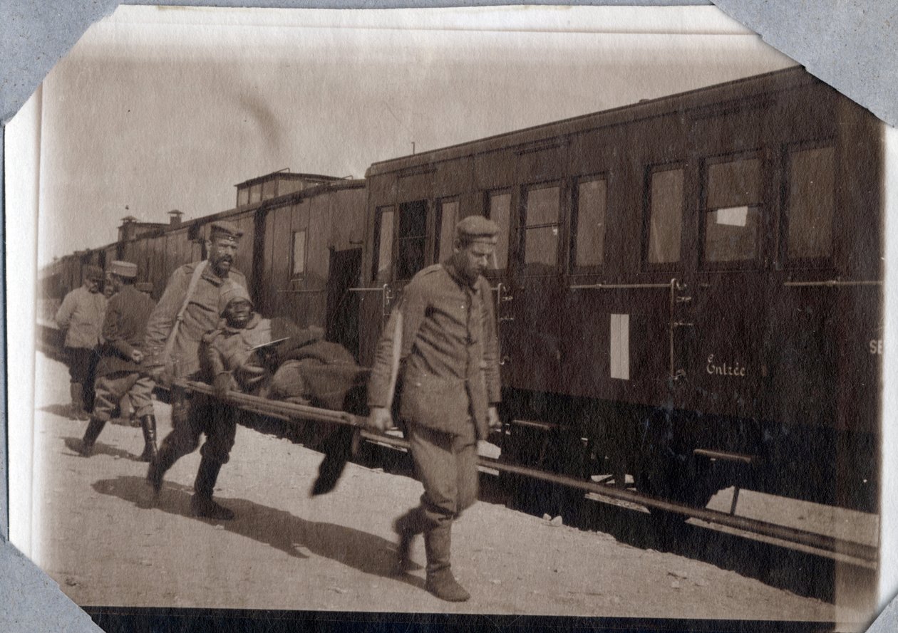 الحرب العالمية الأولى 1914-1918: جروح ونقالات جندي في محطة في القناة الإنجليزية ، نورماندي السفلى (نورماندي السفلى) ، فرنسا. تصوير مجهول مايو 1917. مجموعة خاصة ، ستيلا. بواسطة مجهول مجهول