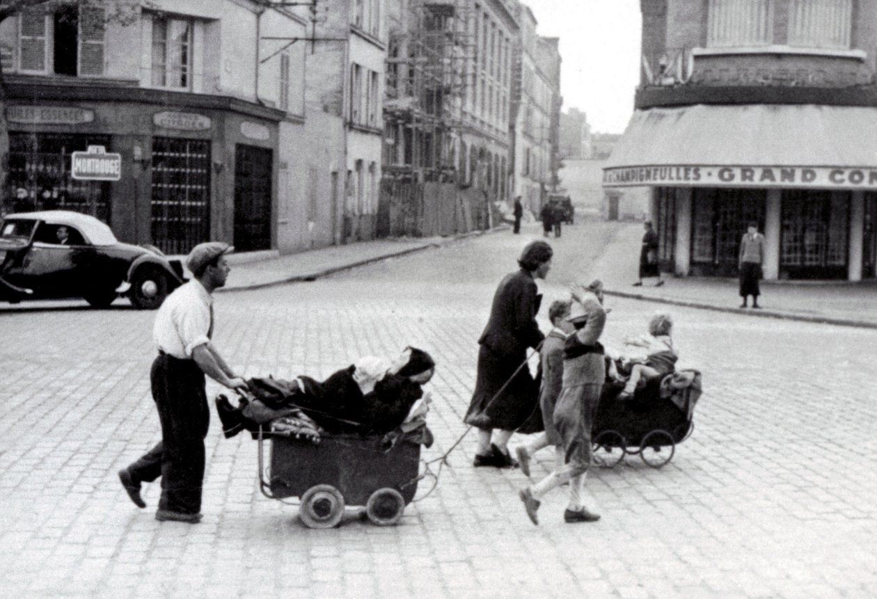 فرنسا يونيو 1940: نزوح السكان عند Porte d'Orleans في باريس (اللاجئون يغادرون باريس) - الحرب العالمية الثانية (1939-1945). فرنسا ، يونيو 1940: Porte d'Orleans في باريس: هجرة السكان (اللاجئون يغادرون باريس) بواسطة مجهول مجهول