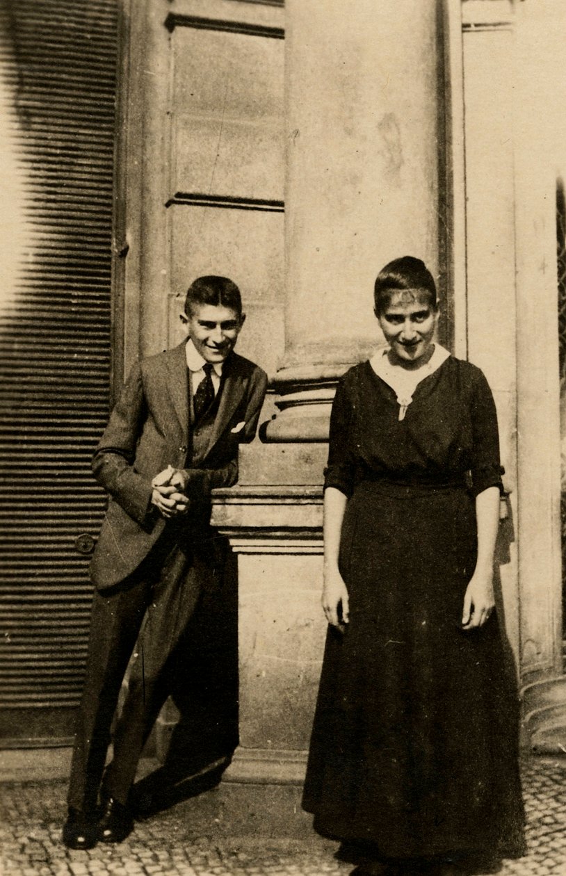 فرانز كافكا (1883-1924) مع أخته أوتلا (1892-1943) قبل منزل أوبلت في براغ par Anonymous ، ج. 1914 - صورة فوتوغرافية - مجموعة خاصة بواسطة مجهول مجهول