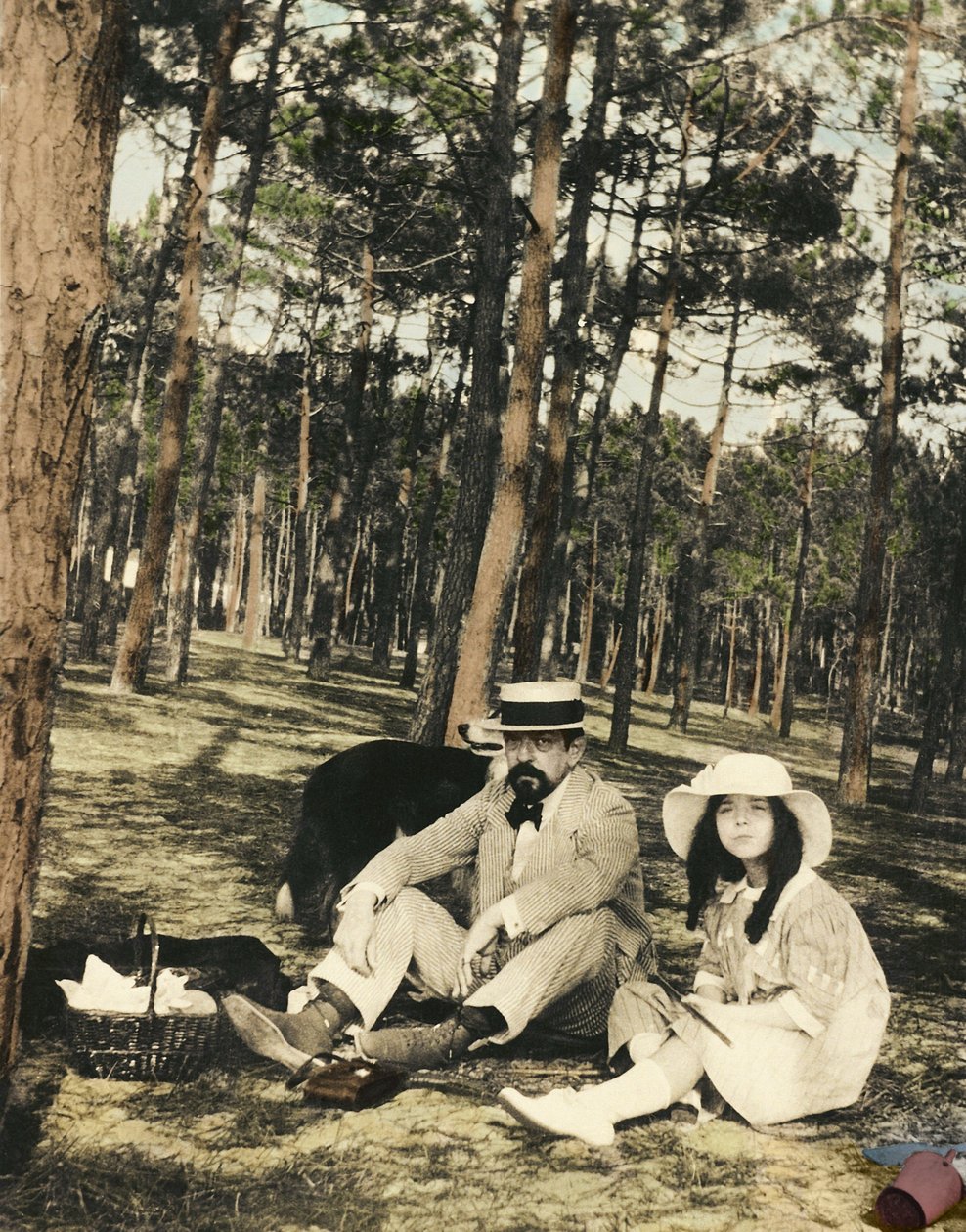 الملحن الفرنسي كلود ديبوسي (1862-1918) وابنته تشوشو يجلسان في نزهة في بينيد بالقرب من أركاشون بواسطة مجهول مجهول