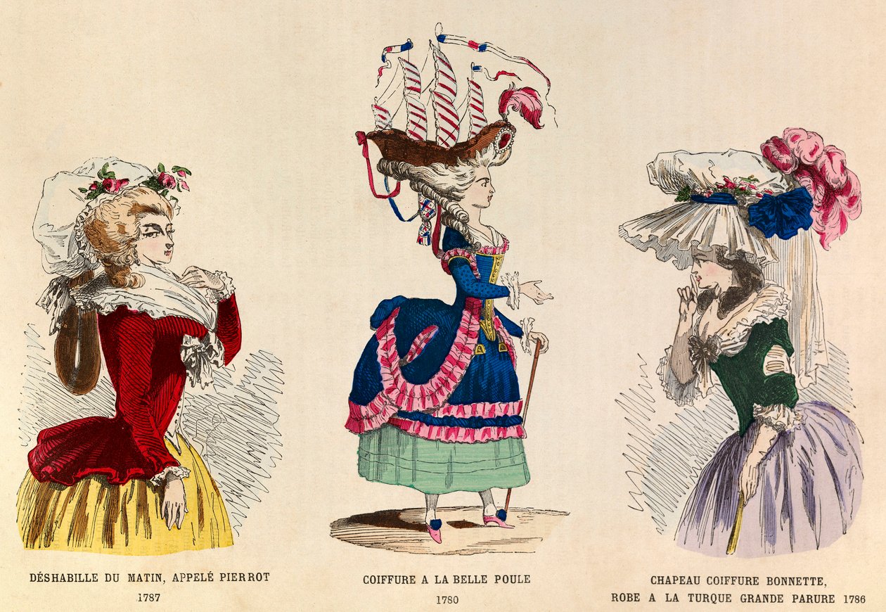 من اليسار إلى اليمين: Deshabille du matin تسمى Pierrot في عام 1787 ؛ تصفيفة الشعر لا بيل شول في عام 1780 ؛ قبعة ولبس قبعة تركية رائعة الزينة عام 1786 - مجموعة خاصة بواسطة مجهول مجهول
