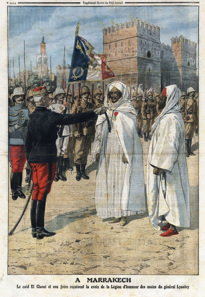 قدم الجنرال هوبير (لويس أوبرت-غونزالفي) ليوتي (1854-1934) صليب وسام جوقة الشرف للقائد (الباشا) تهامي الجلاوي (الغلاوي) (1879-1956) ولأخيه في مراكش ، رسم المغرب مأخوذ من ““ The Petity Journal ”25 أ بواسطة مجهول مجهول