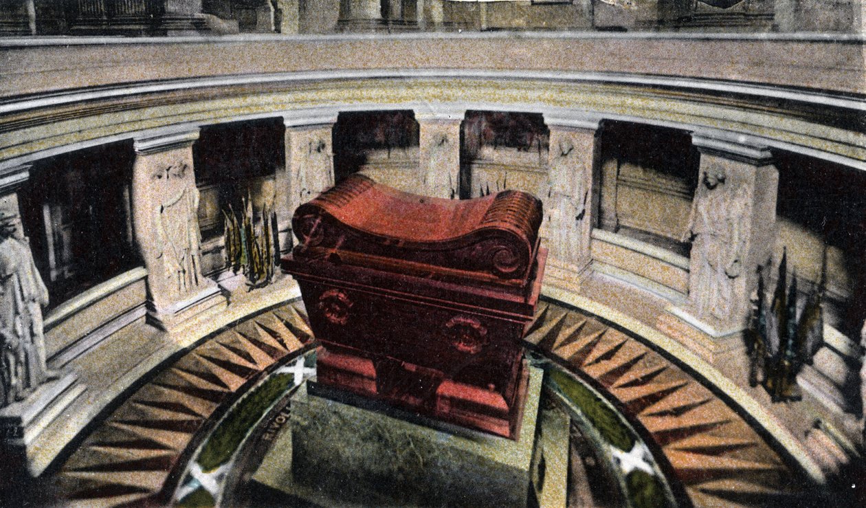 باريس: قبر نابليون الأول بونابرت (1769-1821) في Invalides. صورة عام 1920 في "" ألبوم فني "لمدينة باريس. مجموعة خاصة. بواسطة مجهول مجهول