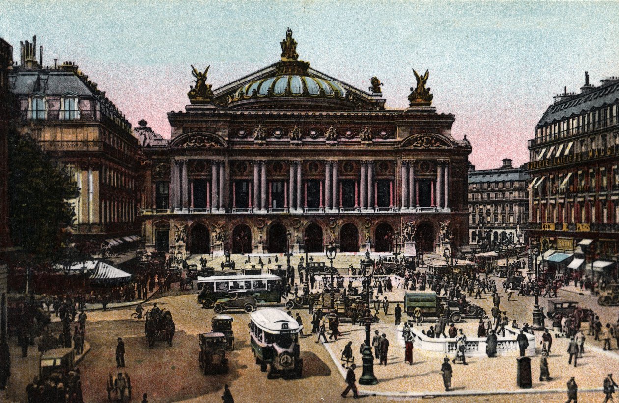 باريس: منظر لواجهة الأوبرا من صنع تشارلز غارنييه (1825-1898) ومحطة المترو في Place de l