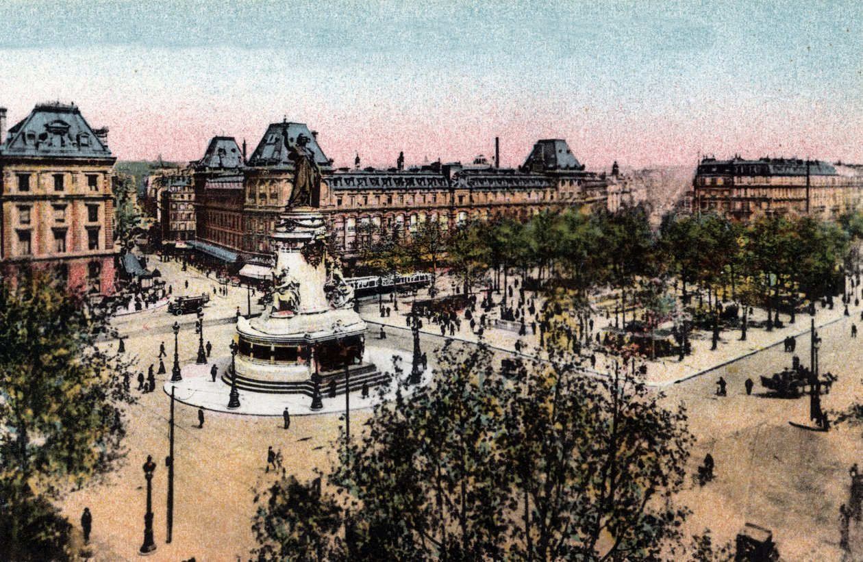 باريس: منظر لميدان الجمهورية مع تمثال الجمهورية. صورة عام 1920 في "" ألبوم فني "لمدينة باريس. مجموعة خاصة. بواسطة مجهول مجهول