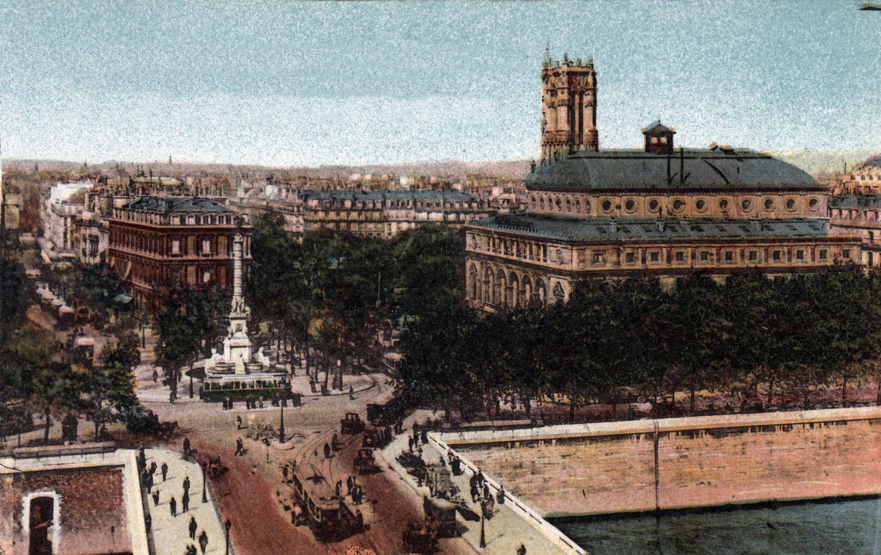 باريس: منظر لـ Place du Chatelet ومسرح Sarah-Bernhardt (مسرح دي لا فيل الحالي). في الخلفية ، برج القديس جاك (القديس جاك). صورة عام 1920 في "" ألبوم فني "لمدينة باريس. مجموعة خاصة. بواسطة مجهول مجهول