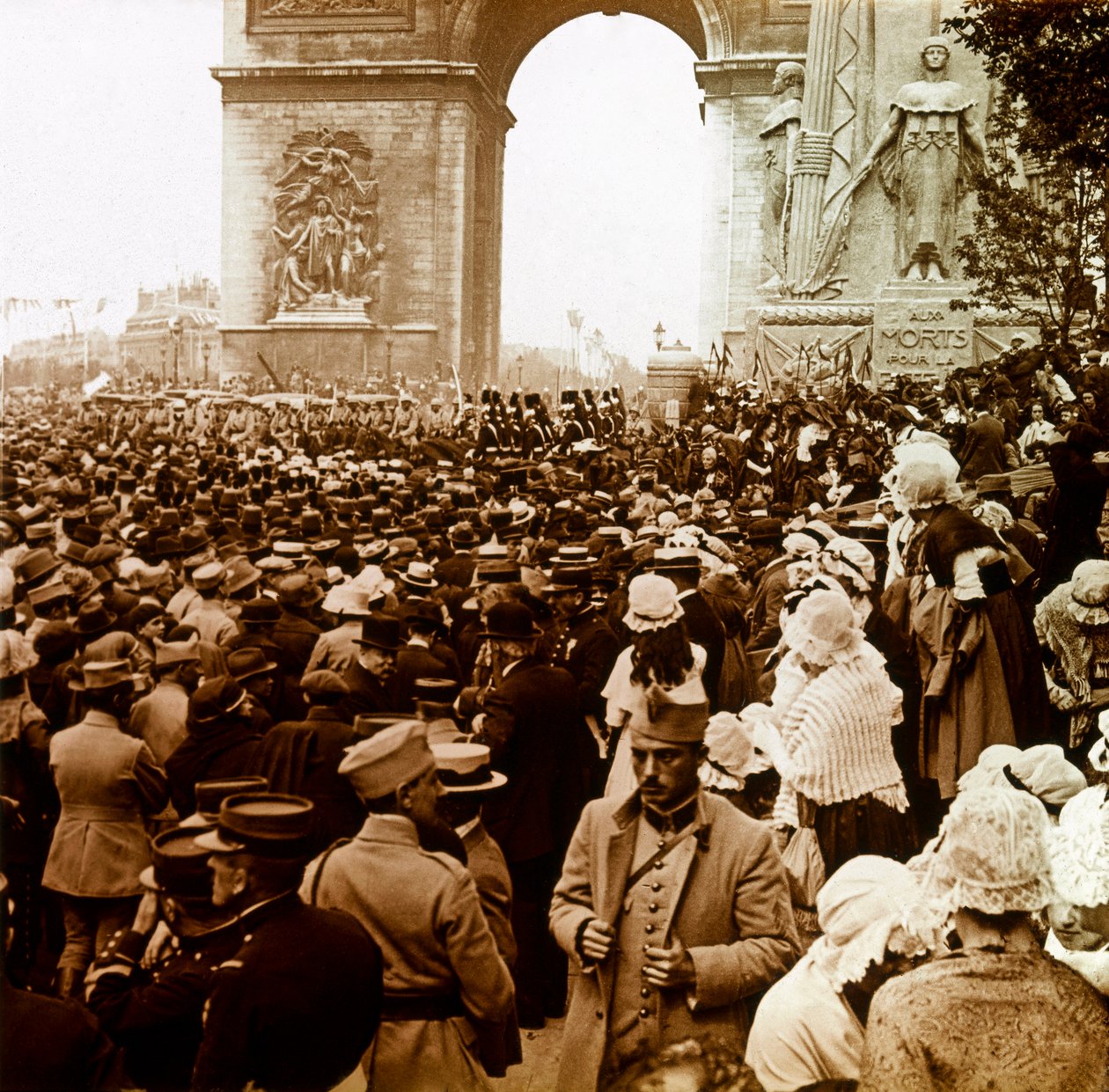 التصوير الفوتوغرافي - لوحة زجاجية مجسمة عن الحرب العالمية الأولى: سكان باريس في يوم النصر عام 1919 ، مجموعة خاصة بواسطة مجهول مجهول
