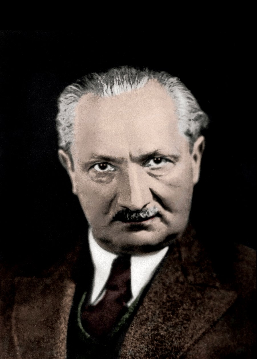 صورة للفيلسوف الألماني مارتن هايدجر (1889-1976). بواسطة مجهول مجهول