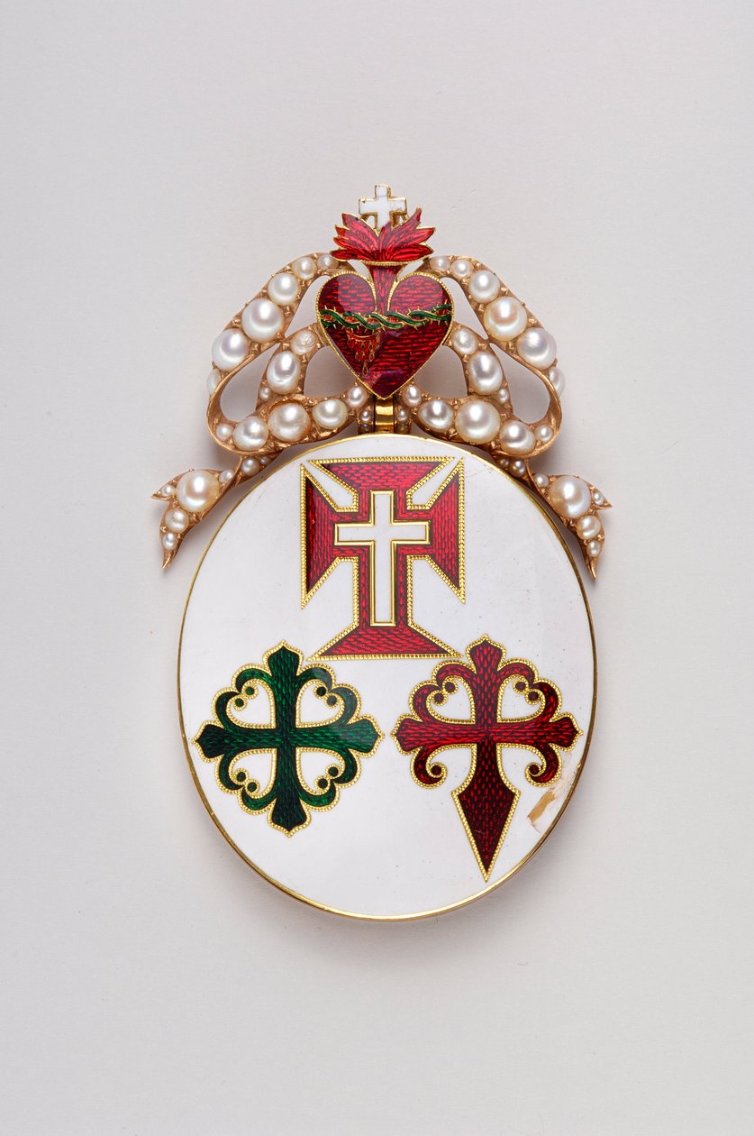 البرتغال - شريط الصليب الكبير للأوامر الثلاثة: من المحتمل أن تكون شارة Grand Cross للأوامر الثلاثة ملكًا لماري II of Bragance (1819-1853) ، ملكة البرتغال - نموذج للسيدة - 1800-1850 - ذهبي مع Emals and Pearls - H: 8 سم ؛ W: 4.7 سم ؛ الوزن: 44 جرام - بواسطة مجهول مجهول