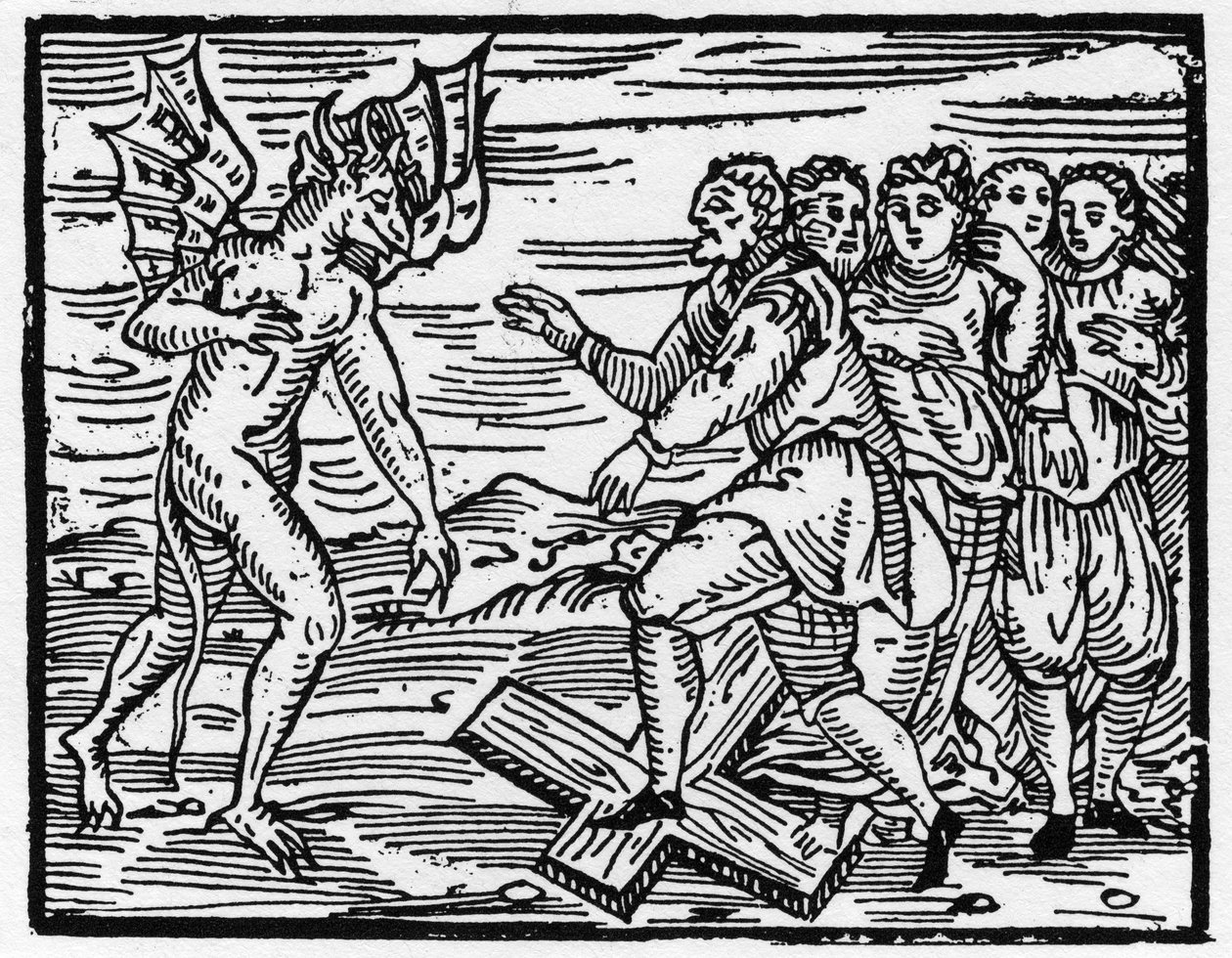 يجبر الشيطان تلاميذه المستقبليين على المشي على الصليب - "الخلاصة Maleficarum" ، تتعامل مع السحرة وأشرارهم وفرزهم بواسطة فرانشيسكو ماريا غوازو أو Guaccio أو Guaccius (15 ؟؟ -16 ؟؟) 1608 مجموعة خاصة بواسطة مجهول مجهول