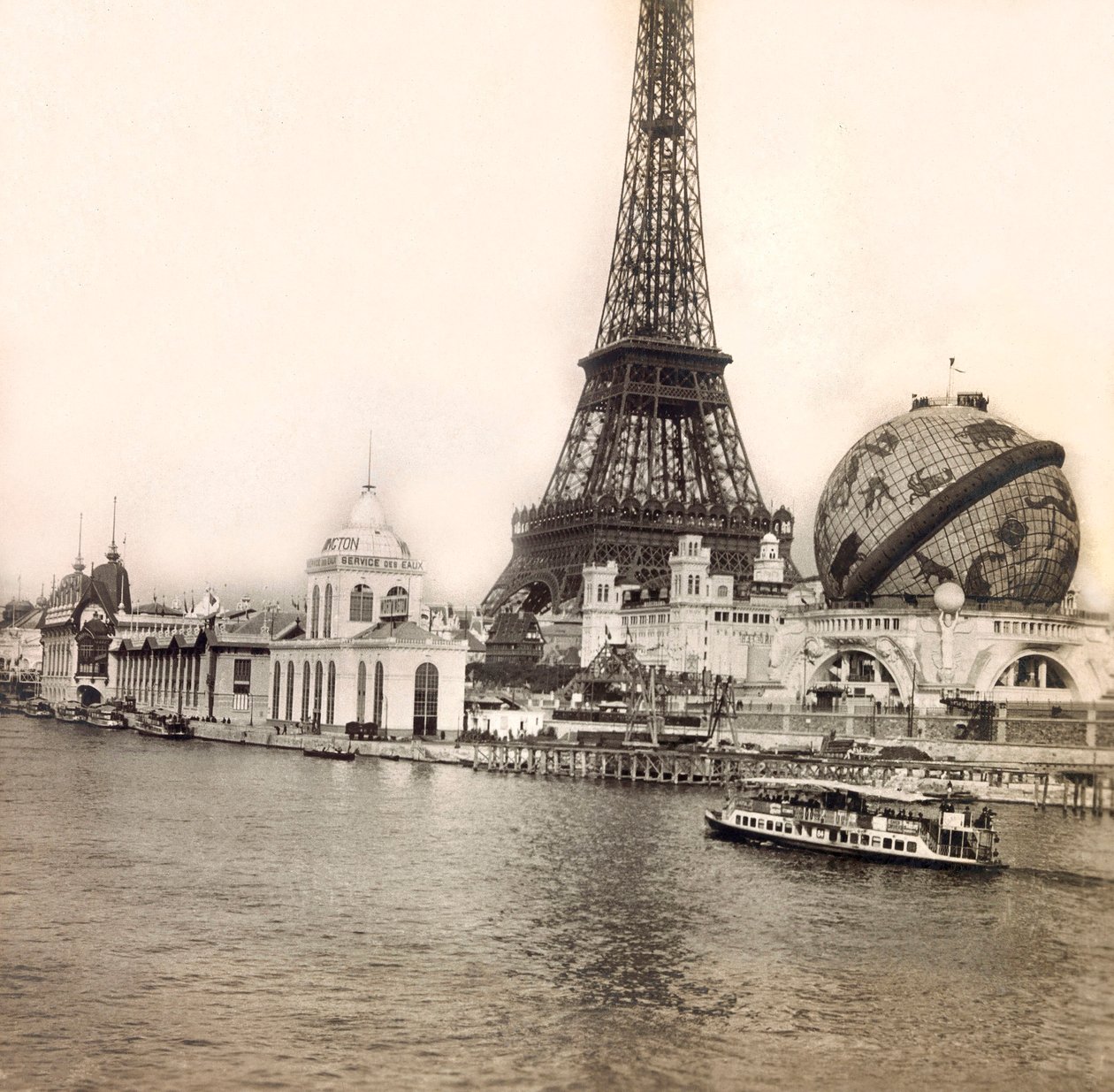 المعرض العالمي لعام 1900 - المعرض العالمي لعام 1900 في باريس: الكرة السماوية وبرج إيفل - مجموعة خاصة بواسطة مجهول مجهول