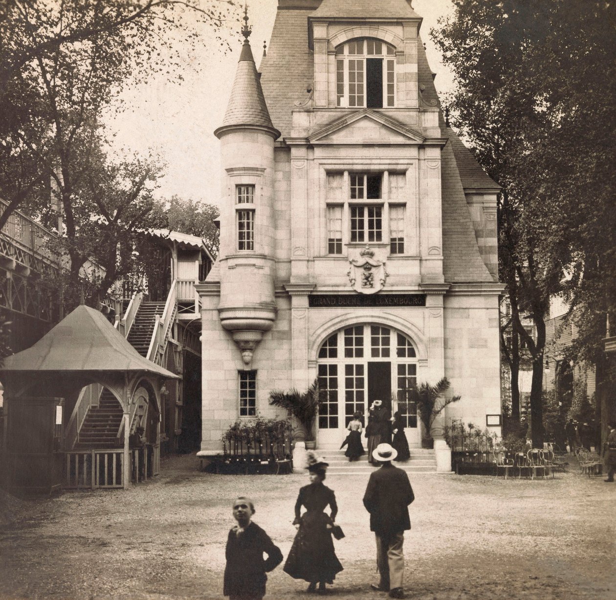 المعرض العالمي لعام 1900 - المعرض العالمي لعام 1900 في باريس: The Pavillon du Luxembourg - مجموعة خاصة بواسطة مجهول مجهول