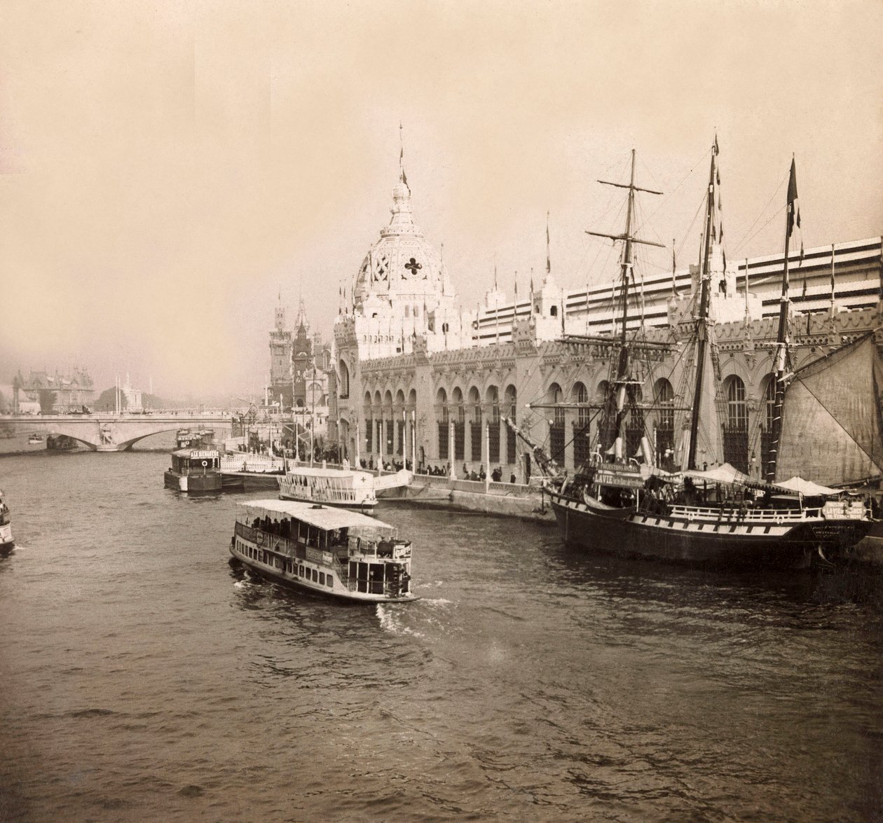 المعرض العالمي لعام 1900 - المعرض العالمي لعام 1900 في باريس: قصر جيوش البر والبحر - مجموعة خاصة بواسطة مجهول مجهول