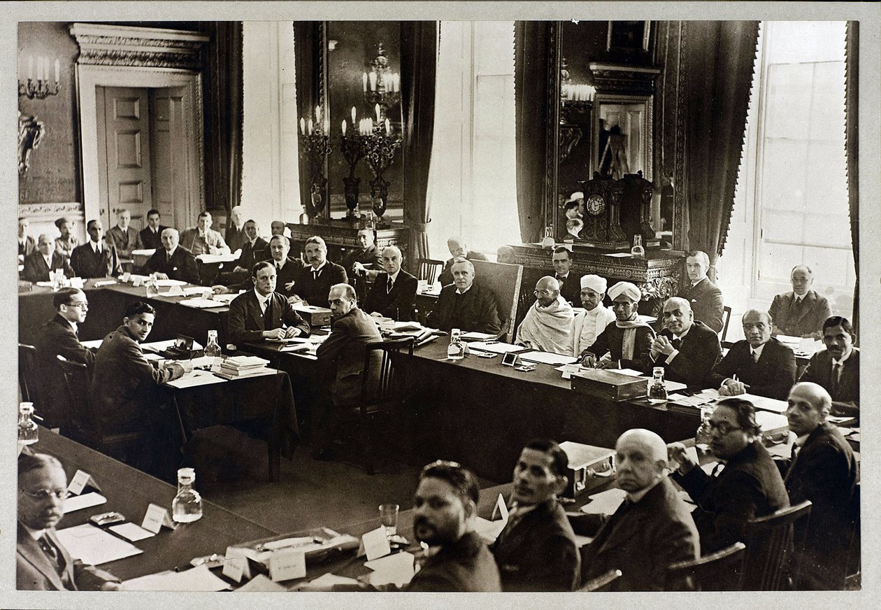 مؤتمر deuxieme de la Table ronde - المهاتما غاندي - مؤتمر المائدة المستديرة الثاني في لندن ، مجهول. تصوير الجيلاتين الفضي بواسطة مجهول مجهول