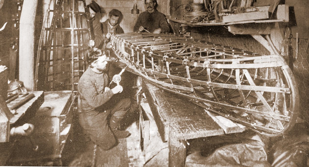 تم بناء قارب مقطعي خفيف ، حانة. لندن 1907 (b / w photo) بواسطة أنتوني فيالا