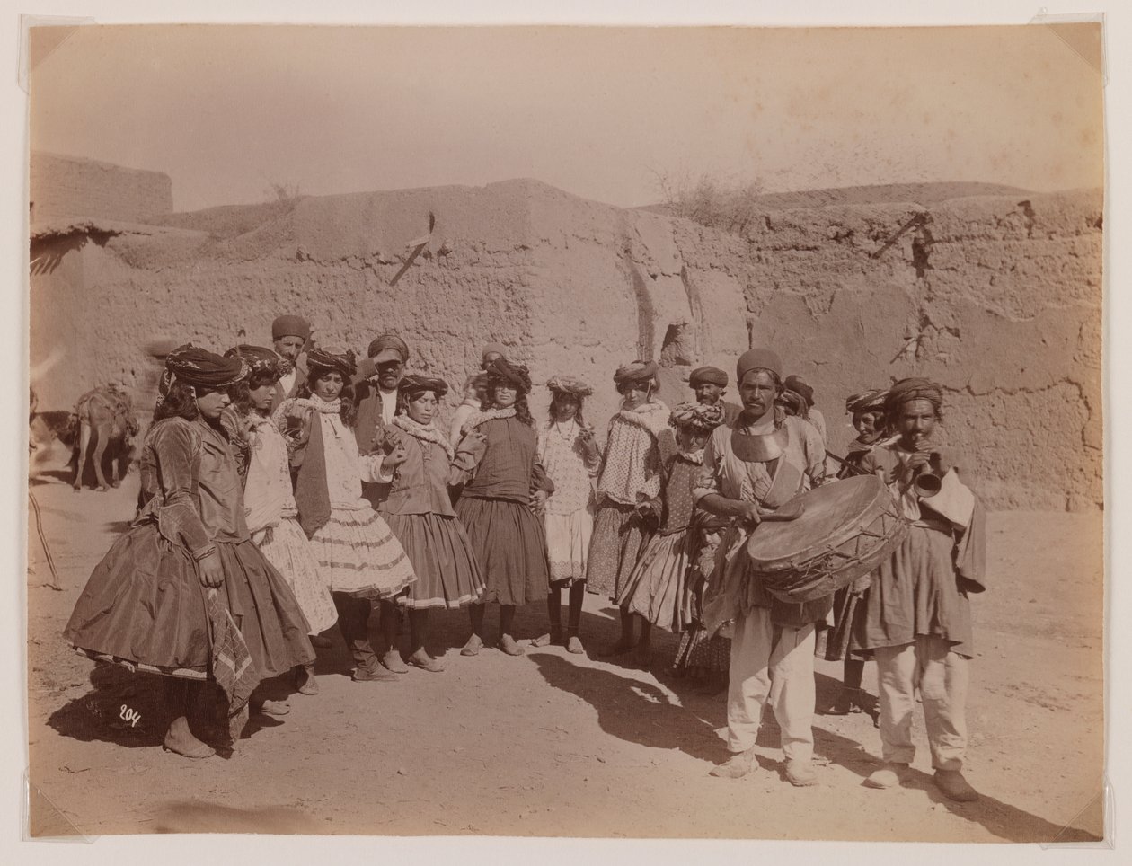 مجموعة من النساء يرقصن في زي القبائل (طبعة زينية فضية) بواسطة أنطوان سيفروجين