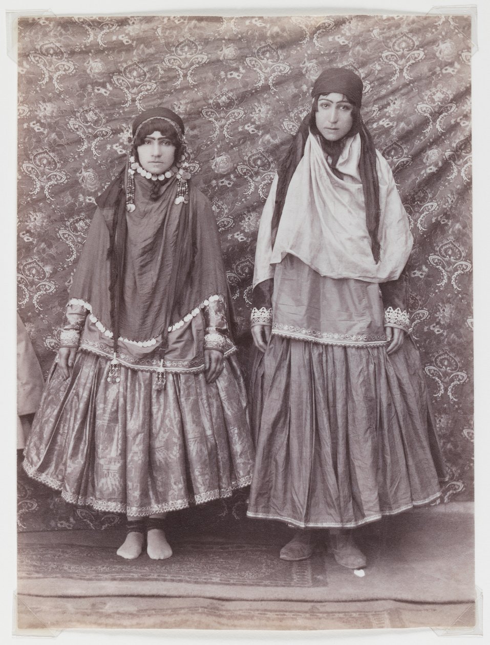 امرأتان بالزي القبلي (طبعة زينية فضية) بواسطة أنطوان سيفروجين